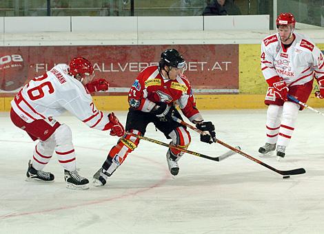#21 Matthias Trattnig, Stuermer, Team Austria verfolgt von der #26 Morten Dahlmann, Verteidiger, Team Danmark.