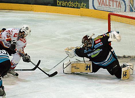 #84 Andrej Hebar, Stuermer, HK Acroni Jesenice vor dem Linzer Tormann, #29 Juergen Penker, Liwest Black Wings Linz.