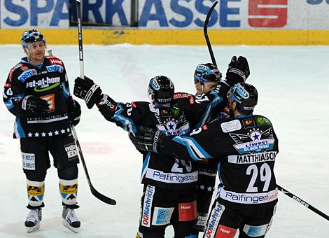 #20 Brad Purdie, Liwest Black Wings Linz jubelt ueber das 2 zu 0.
