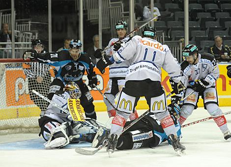 Jussi Markkanen, EV Zug behaelt die Uebersicht vor dem Linzer Philipp Lukas, Liwest Black Wings Linz, am Eis.