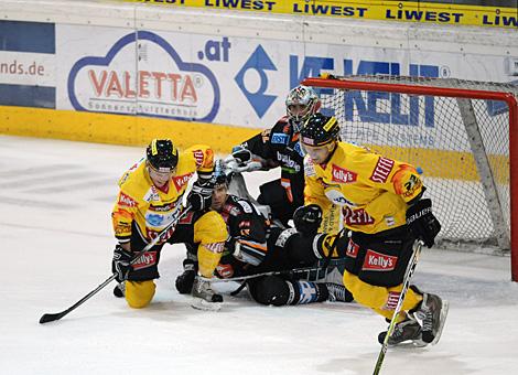 Alex Westlund und Gerd Gruber, Liwest Black Wings Linz, klaeren gemeinsam.