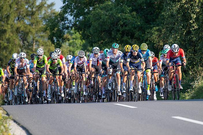 Das Feld der Junioren am Weg nach Scharten, 46. Int. Keine Sorgen,  Junioren Rundfahrt UCI Kat. MJ 2.1, 1. Etappe Haid/Ansfelden - Marchtrenk