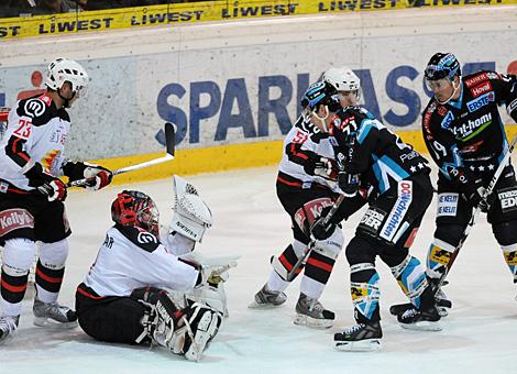 #1 Andrej Hocevar, Tormann, HK Acroni Jesenice klaert vor #71 Pat Leahy, Stuermer, HK Acroni Jesenice