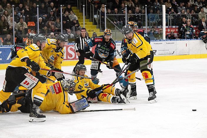 Sean Collins (Steinbach Black Wings Linz), Shawn St.Amant (Steinbach Black Wings Linz). vor Tormann Jacob Smith (HC Pustertal Wölfe) Steinbach Black Wings Linz vs HC Pustertal Woelfe, ICE Eishockey Liga, Linz AG Eisarena