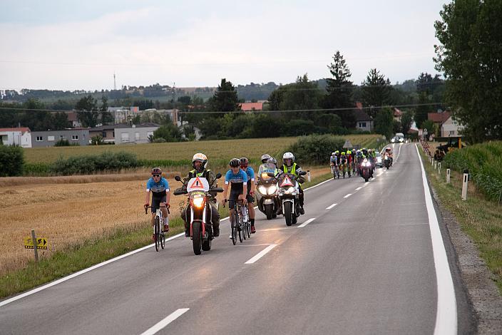 Das Rennen wurde abgebrochen, das Peleton fährt zurück ins Ziel. 1. B Etappe Traun - Marchtrenk, Int. OÖ Junioren Oberösterreich Rundfahrt
