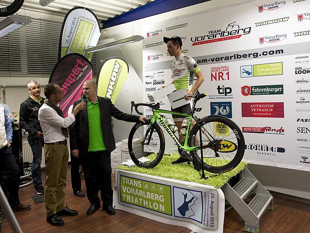 Alexander Hrinkow, praesntiert das Teamrad von Team Vorarlberg