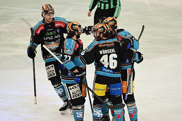 Die Steinbach Black Wings Linz feiern das Tor zum 1 zu 0 durch Logan Roe (Steinbach Black Wings Linz) Win2Day ICE Hockey League,  5. Viertelfinale, Steinbach Black Wings Linz vs Moser Medical Graz 99ers,  Linz AG Eisarena 