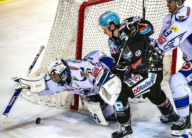 Im Bild: Tormann Brandon Maxwell (EC VSV), Stefan Gaffal (EHC Liwest Black Wings Linz), Stefan Bacher (EC Panaceo VSV) Eishockey,  EHC Liwest Black Wings Linz vs EC VSV