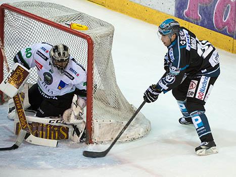Brad Moran, Linz und Andy Chiodo, LAibach, EHC Liwest Black Wings Linz vs HDD Telemach Olympija Ljubljana