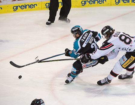 Rob Hisey (EHC Liwest Black Wings Linz) und Libor Sulak (HC Orli Znojmo), EHC Liwest Black Wings Linz vs HC Orli Znojmo
