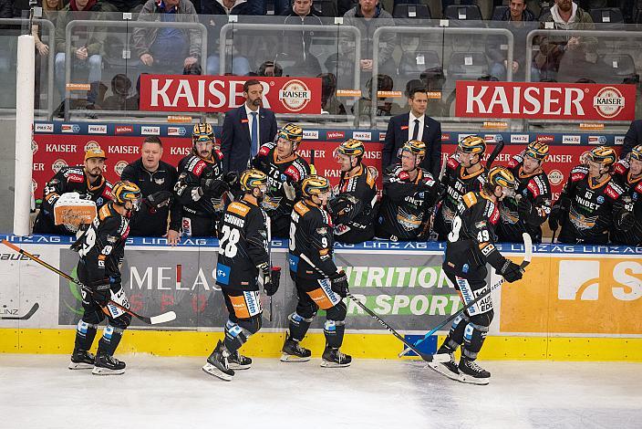 Die Steinbach Black Wings Linz feiern das Tor zum 1 1zu durch Andreas Kristler (Steinbach Black Wings Linz), Steinbach Black Wings Linz vs EC Red Bull Salzburg, 17. Runde ICE Hockey League, Steinbach Black Wings Linz, Linz AG Eisarena 