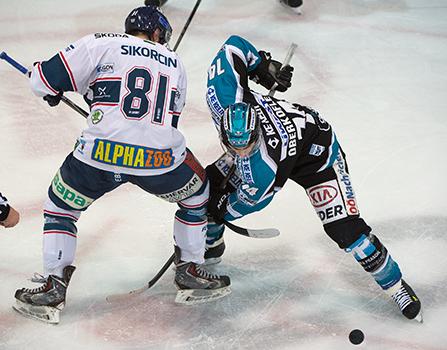 Daniel Oberkofler (EHC Liwest Black Wings Linz) und Ladislav Sikorcin (Fehervar AV 19),  EHC Liwest Black Wings Linz vs Fehervar AV 19