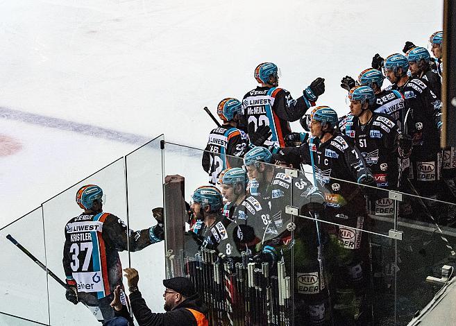 Im Bild: Der EHC Liwest Black feiert das 1 zu 0,  Eishockey,  EHC Liwest Black Wings Linz vs Spusu Vienna Capitals