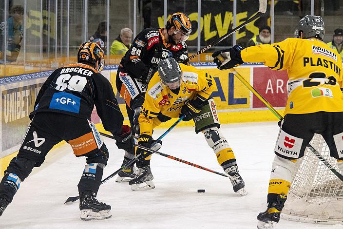 Julian Pusnik (Steinbach Black Wings Linz), Reece Willcox (HC Pustertal Wölfe), Marco Brucker (Steinbach Black Wings Linz),  Steinbach Black Wings Linz vs HC Pustertal Wölfe, 45. Runde ICE Hockey League, Steinbach Black Wings Linz, Linz AG Eisarena 