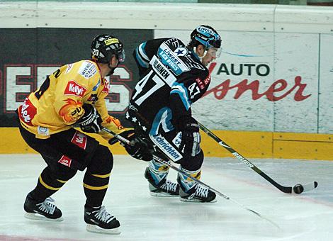#47 Lars Helminen, Verteidiger, EHC Liwest Black Wings Linz verfolgt von der #20 Peter Casparsson, Vienna Capitals.