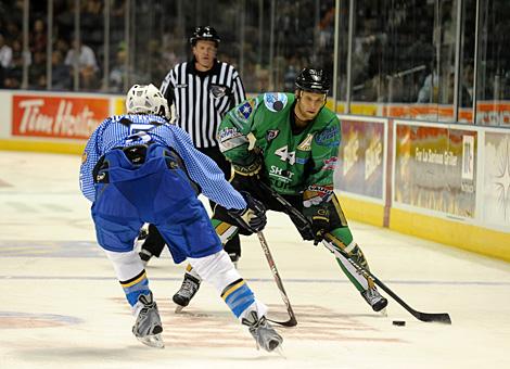 #44 Rob Schremp, London Pro Knights stuermt an. Der Muenchner #5 Christian Wichert in der Verteidigung. 