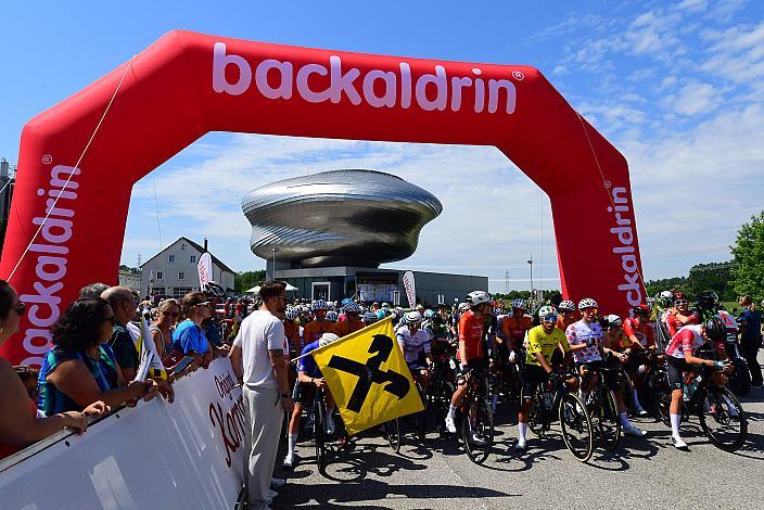 Start in St. Florian/Asten bei der Firma Backaldrin, 15. Int. Raiffeisen Oberöstereich Rundfahrt  4. Etappe St.Florian /Asten - Hinterstoder/Höss 15. Int. Raiffeisen OÖ-Radrundfahrt UCI Kat. 2.2