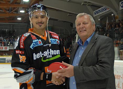 Spieler des Abends Rich Bronilla, Liwest Black Wings Linz und Herr Hans Eder, von Kia Eder, Walding und Linz.