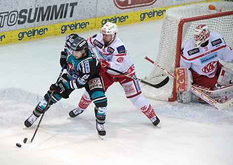 Joel Broda (EHC Liwest Black Wings Linz) vor Tormann David Madlener (EC KAC) und Mitja Robar (EC KAC),  EHC Liwest Black Wings Linz vs EC KAC 