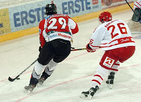 #29 Christoph Brandner, Stuermer, Team Austria bedraengt von der #26 Morten Dahlmann, Team Danmark.