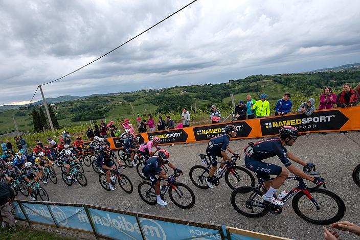 Team Ineos Grenadiers führt das Feld mit Egan Bernal (COL, Ineos Grenadiers) im Rosa Trikot zur Bergwertung Gornje Cerovo in Slowenien. Stage 15 Grado - Gorizia (147km), 104. Giro d Italia, UCI Worl Tour