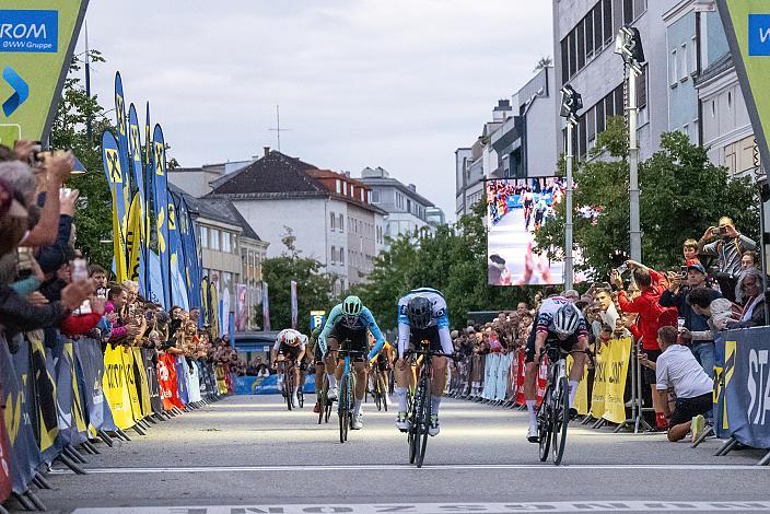 Sieger Gregor Mühlberger (AUT, Movistar Team), Felix Grossschartner (AUT, UAE Team Emirates - XRG), Herrenrennen, Kriterium Wels,