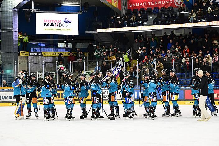 Das Team der Steinbach Black Wings Linz feiern den Heimsieg über Budapest. 45. Runde ICE, Steinbach Black Wings Linz vs FTC-Telekom, Linz AG Eisarena
