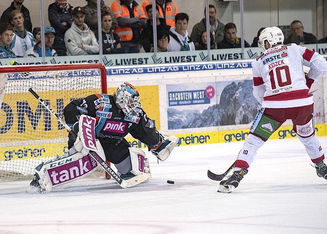 Im Bild: Tormann David Kickert (EHC Liwest Black Wings Linz) gegen Andrew Kozek (EC KAC), Eishockey,  EHC Liwest Black Wings Linz vs EC KAC