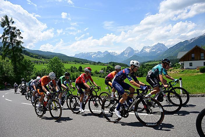 Das Peloton in Vorderstoder, 4. Etappe St.Florian /Asten - Hinterstoder/Höss 15. Int. Raiffeisen OÖ-Radrundfahrt UCI Kat. 2.2