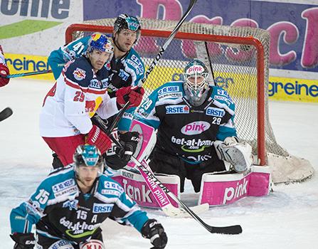 Tormann Michael Ouzas (EHC Liwest Black Wings Linz), Luciano Aquino (EC Red Bull Salzburg), EHC Liwest Black Wings Linz vs EC Red Bull Salzburg, Platzierungsrunde