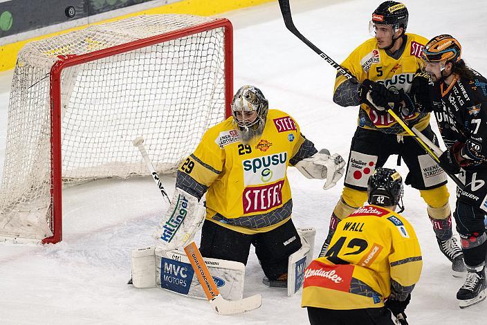 Tormann Bernhard Starkbaum (spusu Vienna Capitals), Shawn St.Amant (Steinbach Black Wings Linz)  Steinbach Black Wings Linz vs Spusu Vienna Capitals, 27. Runde, ICE Hockey League, Steinbach Black Wings Linz, Linz AG Eisarena 