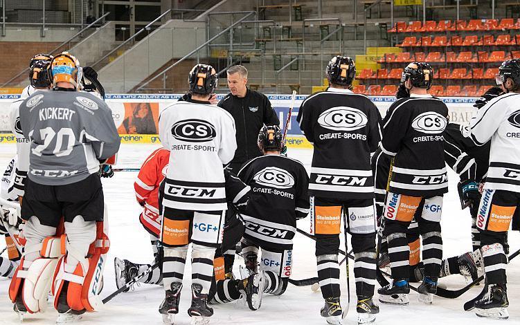 Head Coach Dan Ceman (Steinbach Black Wings 1992) vor dem Team Steinbach Black Wings 1992 , Bet at Home ICE Hockey League