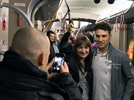 Fabio Hofer, EHC Liwest Black Wings Linz mit Fans in der Strassenbahn.