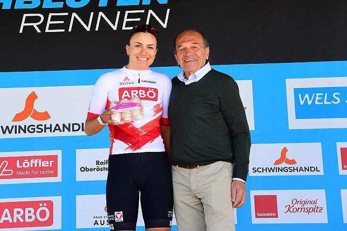 Siegerin und führende Road Cycling League Tabea Huys (AUT, Tirol Woman Cycling),  Paul Resch (Ex Präsident LRV Oberösterreich), Damen Elite, U23, Road Cycling League Austria, 64. Raika Kirschbluetenrennen, Wels, Oberösterreich