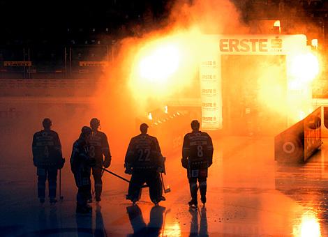 Feuershow zur Begruessung der Spieler.