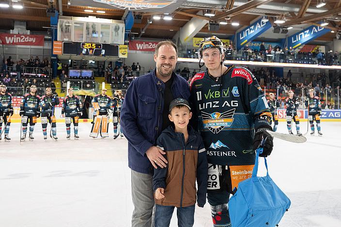 Spieler des Abends Brodi Stuart (Steinbach Black Wings Linz)  mit Michael Mayr, Steinbach Black Wings Linz vs EC KAC, Linz AG Eisarena, pre season 