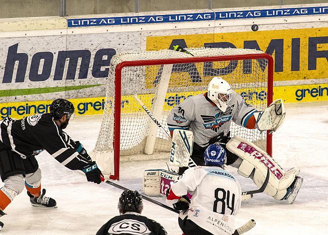 Tormann David Kickert (Black Wings 1992) klärt vor Devin Sideroff (HC TWK Innsbruck  Die Haie) Black Wings Linz vs HC Innsbruck „die Haie“,  Eishockey, Testspiel