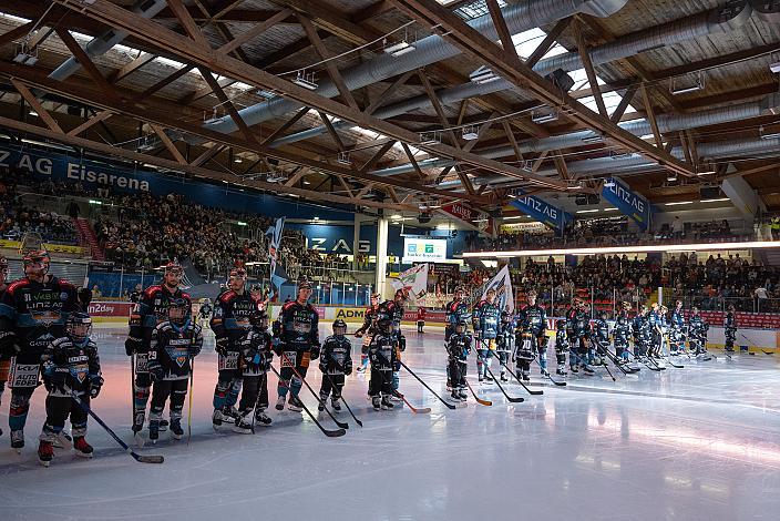 Das Team der Steinbach Black Wings Linz beim Inrto, Steinbach Black Wings Linz vs EC KAC, Linz AG Eisarena, pre season 