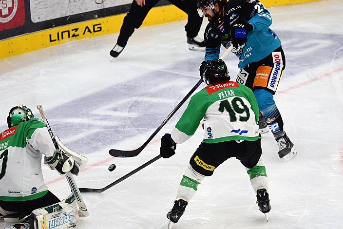 Tormann Luka Kolin (HK Olimpija Ljubljana), Shawn St.Amant (Steinbach Black Wings Linz), Alex Petan (HK Olimpija Ljubljana). 22. Runde ICE, Steinbach Black Wings Linz vs HK Olimpija Ljubljana, Linz AG Eisarena 