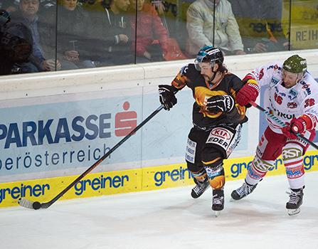 Sebastien Piche (EHC Liwest Black Wings Linz) und Jerry Pollastrone (HCB Suedtirol)EHC Liwest Black Wings Linz vs HCB Suedtirol