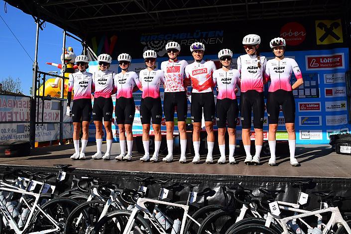 Das Tirol Woman Cycling Team mit Tabea Huys (AUT, Tirol Woman Cycling), Amalie Cooper (GBR, Tirol Woman Cycling) Damen Elite, U23, Road Cycling League Austria, 64. Raika Kirschbluetenrennen, Wels, Oberösterreich