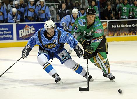 #8 Chris Bahen, Muenchen im Duell mit der #44 Rob Schremp, London Pro Knights.