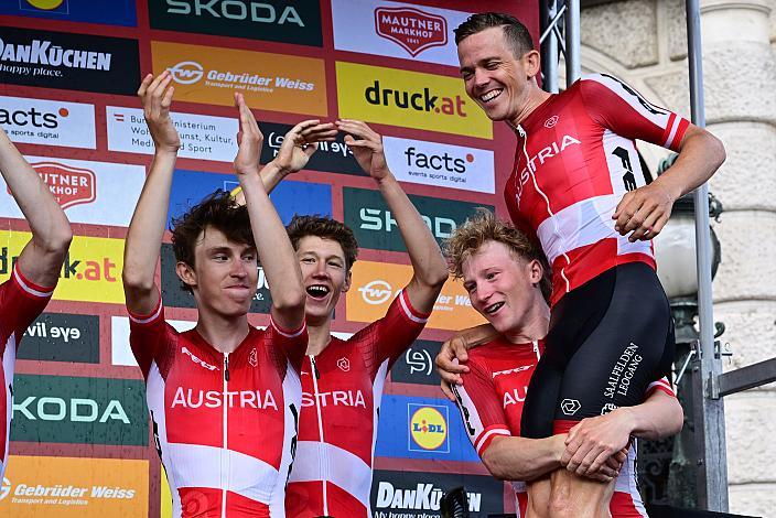 Das Team Österreich feiert mit Gregor Mühlberger (AUT, Austria) den Gesamtsieg, 5. Etappe von Langenlois nach Wien, 109km, Tour of Austria