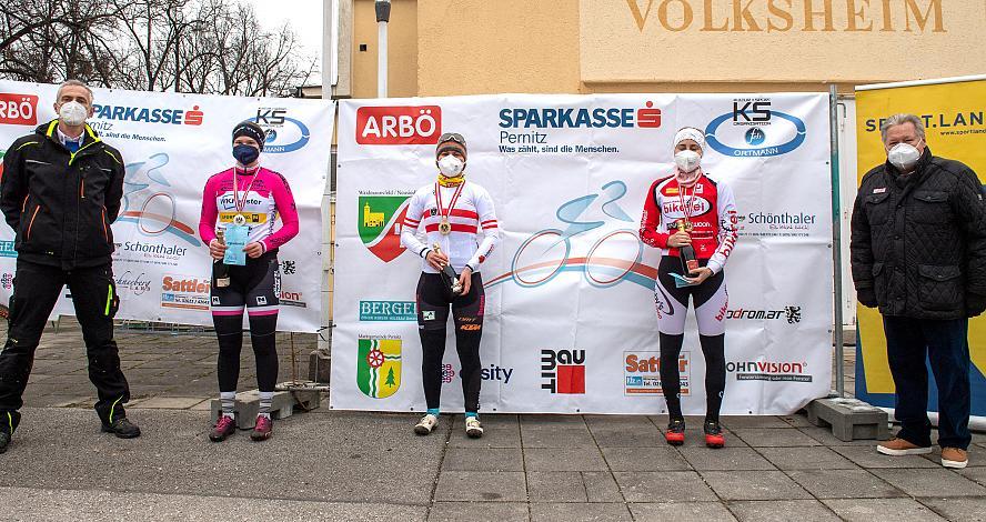 Damen Elite im Bild das Siegerpodest v.l. LRV Präsident NÖ, Jürgen Brettschneider, 2. Platz Cornelia Holland (AUT, Union RRT Pileachtal), Siegerin Nadja Heigl (AUT, SU Bikestore.cc Team), 3. Platz  Fiona Klien (AUT, RC Bikerei), ÖRV Präsident Harald Maier,   Rad Cyclo Cross Staatsmeisterschaft 2021, Neusiedl/Waidamannsfeld, Niederösterreich