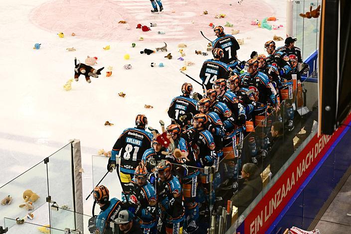 Die Steinbach Black Wings Linz feiern das Tor zum 1 zu 0 durch Logan Roe (Steinbach Black Wings Linz) zum Teddy Bear Toos, Weihnachtsdress,  Win2Day ICE Hockey League,  Steinbach Black Wings Linz vs  HCB Südtirol Alperia,  Linz AG Eisarena 