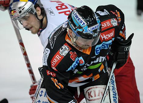 Rob Shearer Liwest Black Wings Linz vor Jonathan Filewich Red Bull Salzburg