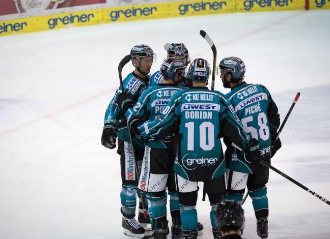 Linz feiert ein Tor EHC Liwest Black Wings Linz vs HDD Olimpija Ljubljana 