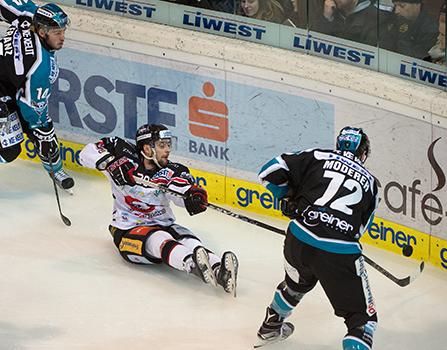 Kevin Moderer (EHC Liwest Black Wings Linz) und David Franz (EHC Liwest Black Wings Linz) gegen Jiri Beroun (HC Orli Znojmo), EHC Liwest Black Wings Linz vs HC Orli Znojmo, 2. Semifinale