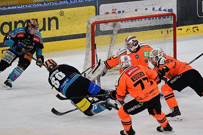 Julian Pusnik (Steinbach Black Wings Linz) vor Tormann Jonas Gunnarsson (Moser Medical Graz 99ers) Win2Day ICE Hockey League,  Steinbach Black Wings Linz vs Moser Medical Graz 99ers,  Linz AG Eisarena 
