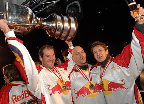 Donald Maclean, Craig Johnson und Philipp Pinter mit dem Meisterpokal.